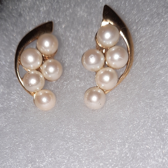 Vintage faux pearl and goldtone clip-on earrings - Picture 3 of 7
